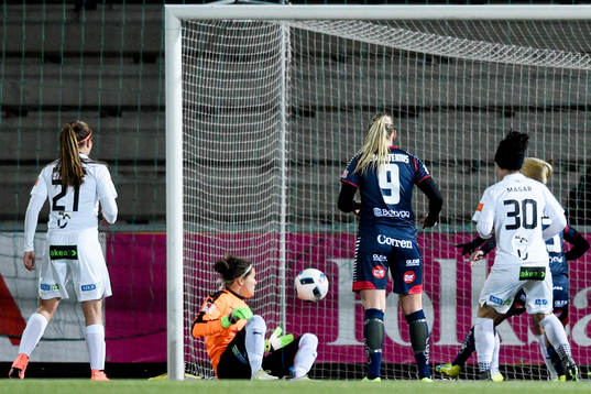 Rosengårds målvakt Erin McLeod räddar på mållinjen