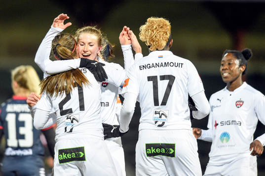 Rosengårds Emma Berglund jublar med Rosengårds Lieke