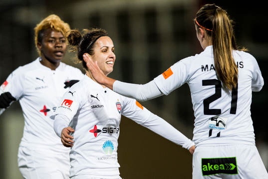 Rosengårds Gaëlle Enganamouit och Nataša Andonova jublar
