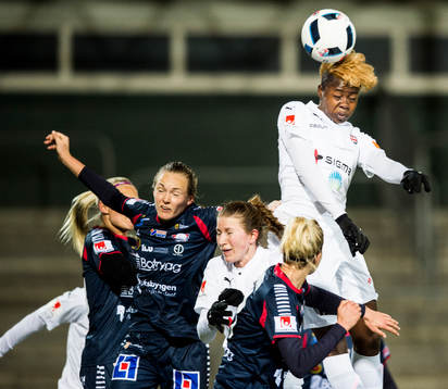 Rosengårds Gaëlle Enganamouit når högst på en hörna