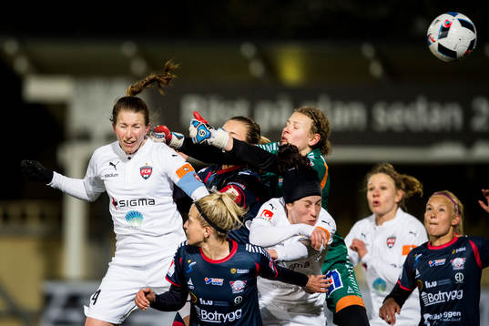Rosengårds Emma Berglund nickar in matchavgörande 2-1