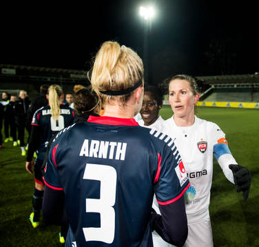 Rosengårds Emma Berglund tackar Linköpings Janni Arnth