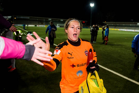 Rosengårds målvakt Erin McLeod jublar med publiken