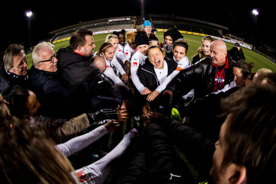 Rosengårds spelare med Alexandra Lowe Riley (m) jublar