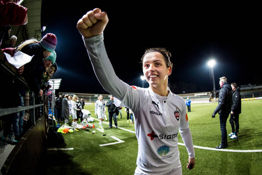 Rosengårds Nataša Andonova jublar med publiken