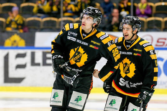Skellefteås Axel Holmström och Andrew Calof jublar