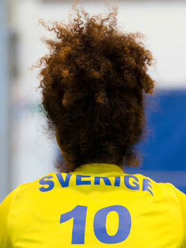 En tjej med Sverige tröja