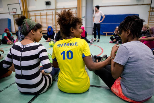 Ett par av alla flyktingtjejer som är samlade runt
