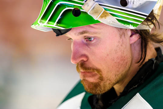 Färjestads målvakt Justin Pogge på uppvärmning