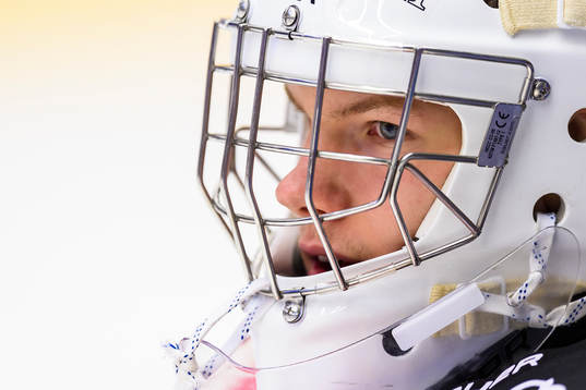 Luleås målvakt Filip Gustafsson på uppvärmning