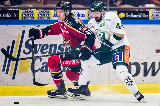 Luleås Ilari Melart kamp med Färjestads Milan Gulas