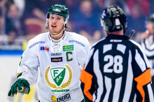 Färjestads Magnus Nygren pratar med domaren