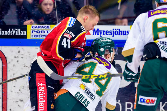 Luleås Ilari Melart tacklar Färjestads Milan Gulas
