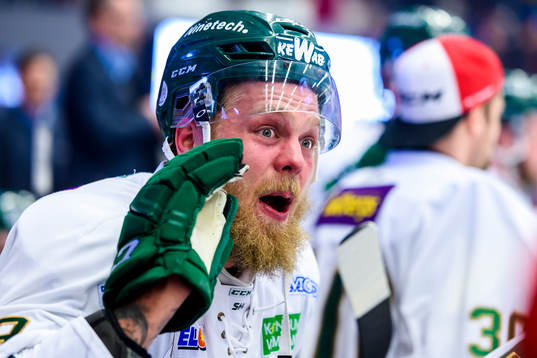 Färjestads Antti Tyrväinen gör skriker åt Luleås Emil