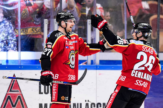 Luleås Brendan Mikkelson och Peter Cehlarik jublar