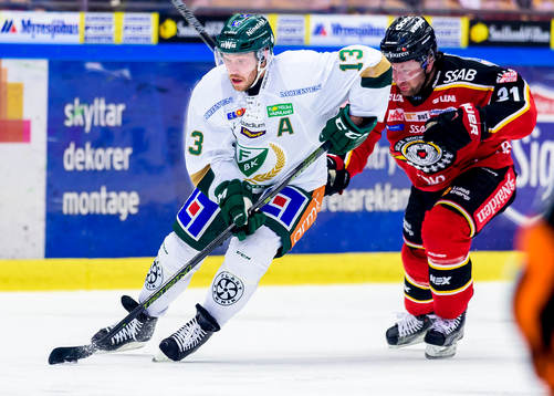 Färjestads Linus Persson jagas av Luleås Jonathan