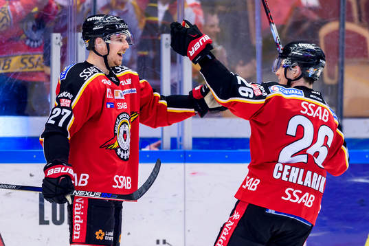 Luleås Brendan Mikkelson (v) jublar