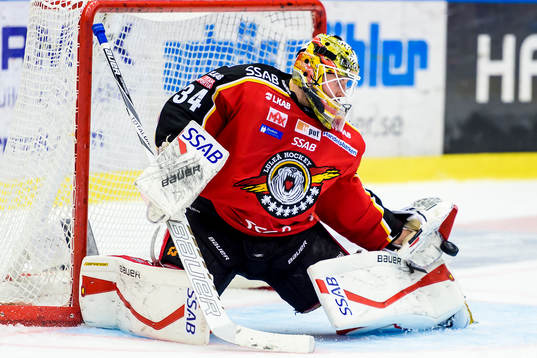 Luleås målvakt Joel Lassinantti räddar ett skott
