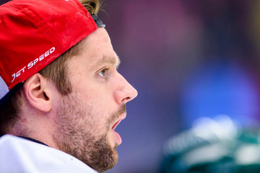 Färjestads målvakt Lars Haugen gäspar