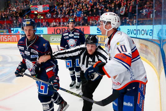 Domaren håller isär Linköpings Sebastian Karlsson och