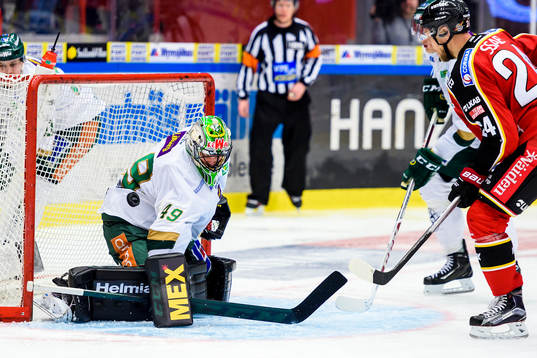 Färjestads målvakt Justin Pogge räddar ett skott