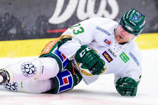 Färjestads Martin Röymark liggandes på isen