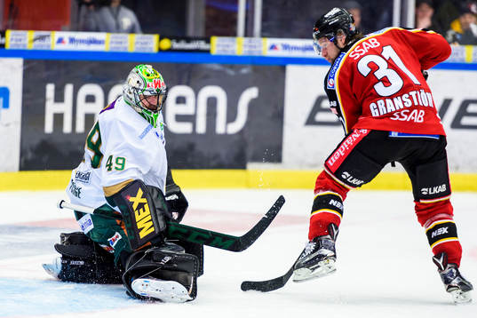 Färjestads målvakt Justin Pogge räddar ett skott