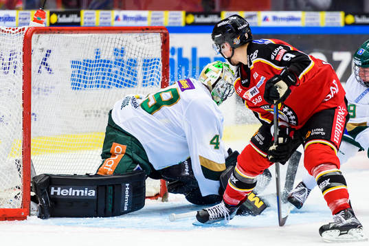 Luleås Johan Forsberg försöker sig på en fräckis