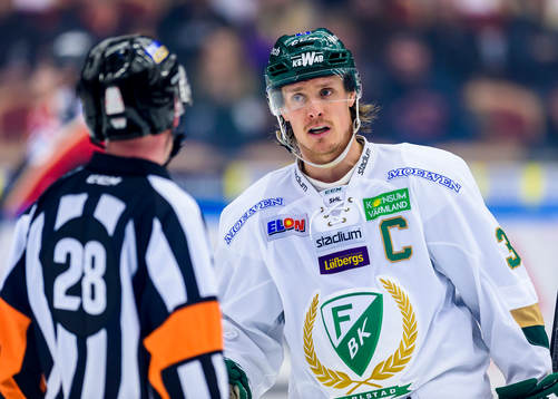 Färjestads Magnus Nygren pratar med domare Mikael Holm