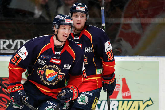 Djurgårdens Robin Alvarez jublar med Linus Hultström
