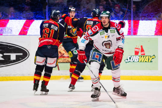 Djurgårdens spelare jublar medan Frölundas Oliver