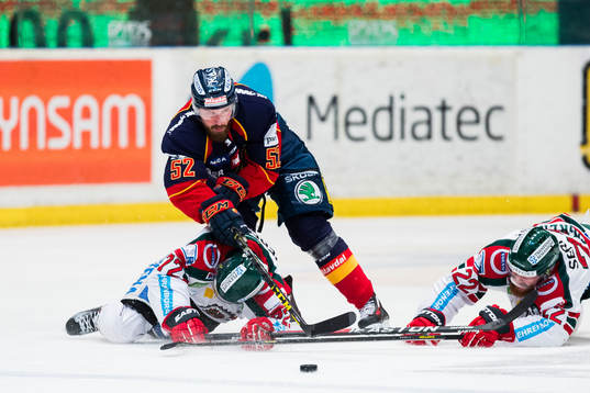Djurgårdens Mikael Ahlén i kamp om pucken med Frölundas