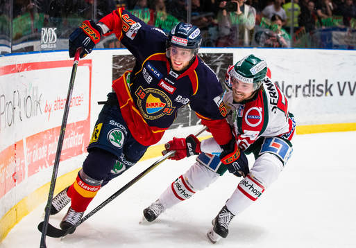 Djurgårdens Robin Norell i en närkamp med Frölundas Mats