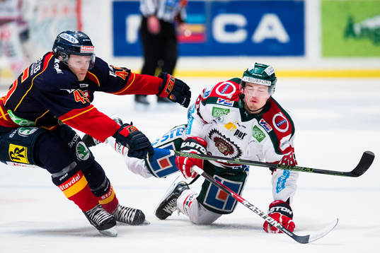 Djurgårdens Alexander Falk i en närkamp med Frölundas