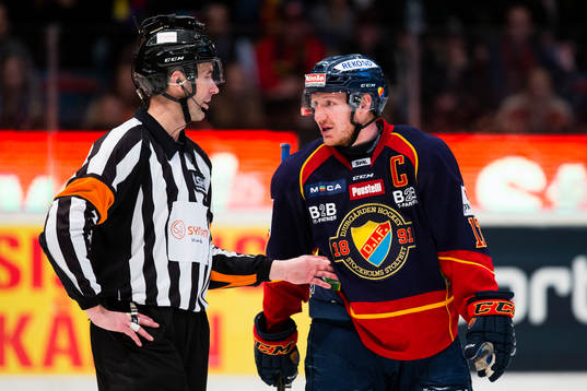 Domare Linus Öhlund pratar med Djurgårdens Henrik Eriksson