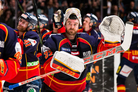 Djurgårdens målvakt Mikael Tellqvist tackar publiken