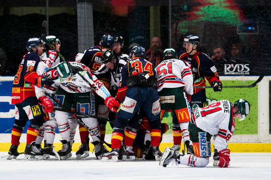 Frölundas Ryan Lasch reser sig upp