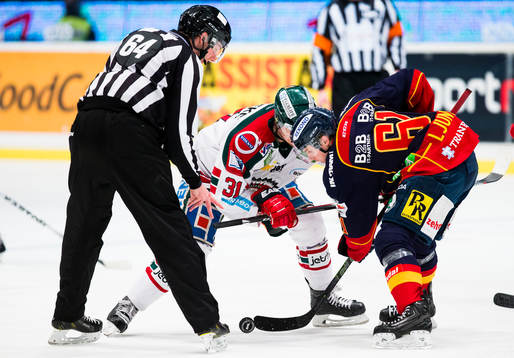 Frölundas Nicklas Lasu tekar mot Djurgårdens Markus Ljungh