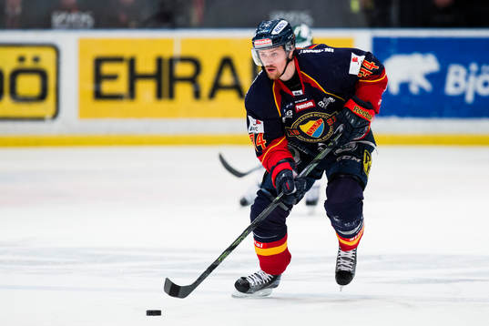 Djurgårdens Daniel Brodin med pucken