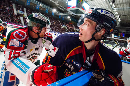 Frölundas Joey Crabb och Djurgårdens Robin Alvarez