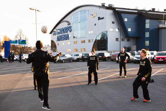 Skellefteås spelare värmer upp utanför Kinnarps Arena