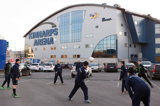 s spelare värmer upp utanför Kinnarps Arena med fotboll