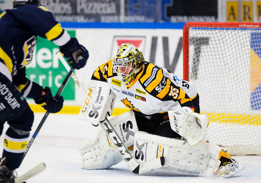 s Martin Thörnberg mot Skellefteås målvakt Markus