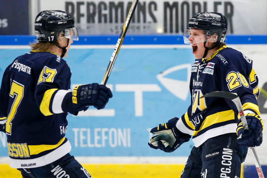 s Emil Johansson och Lawrence Pilut jublar