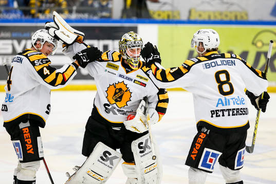Skellefteås Tim Heed, målvakt Markus Svensson och Marcus