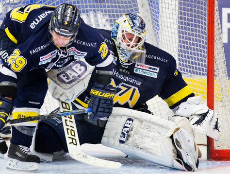 s Chris Abbott och HV71:s målvakt Fredrik
