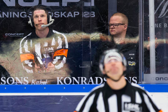 Domarna Tobias Björk och Sören Persson tittar på
