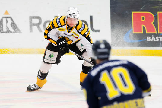 Skellefteås Adam Pettersson med pucken