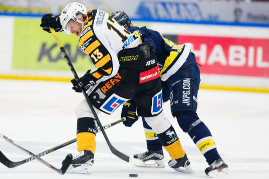 Skellefteås Mattias Ritola passar fram Andrew Calof (ej i