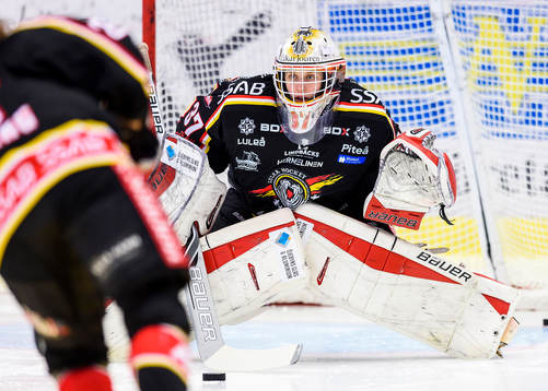 Luleås målvakt Maria Omberg på uppvärmningen